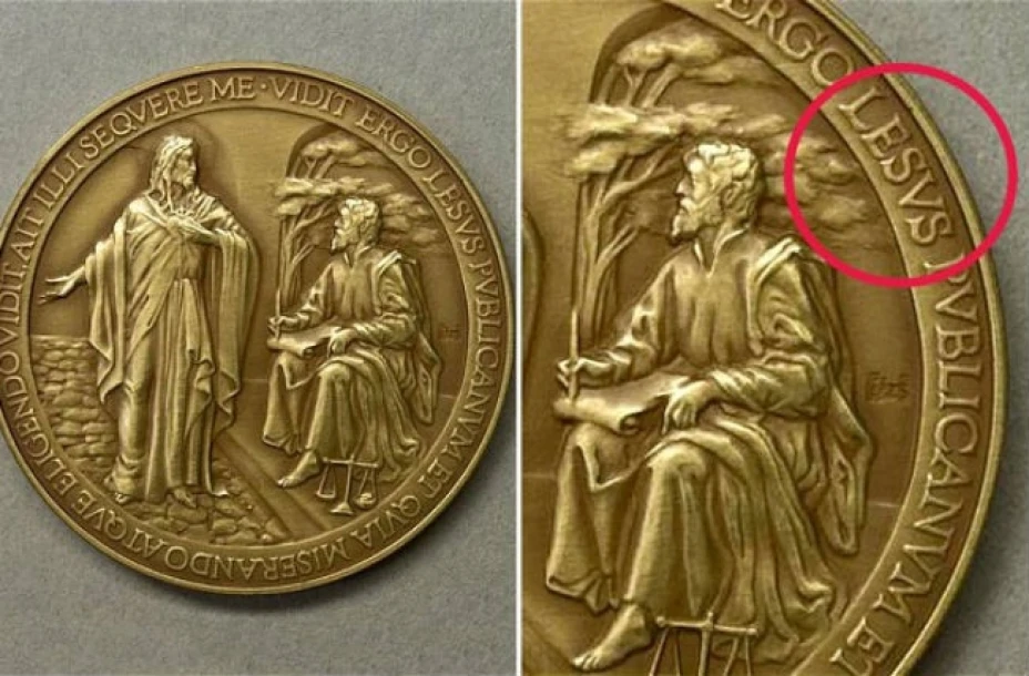 Las monedas fueron elaboradas para conmemorar el inicio del papado de Francisco, y comenzaron a venderse el martes pasado