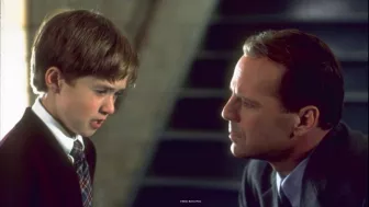 Escena de la película ‘El Sexto Sentido’ (Sixth Sense) con Halley Jeol Osment y Bruce Willis por Azteca 7.
