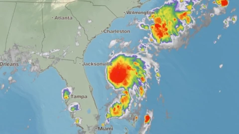 Se forma la Depresión Tropical Tres frente a Florida. Podría convertirse en la Tormenta Chantal este fin de semana.