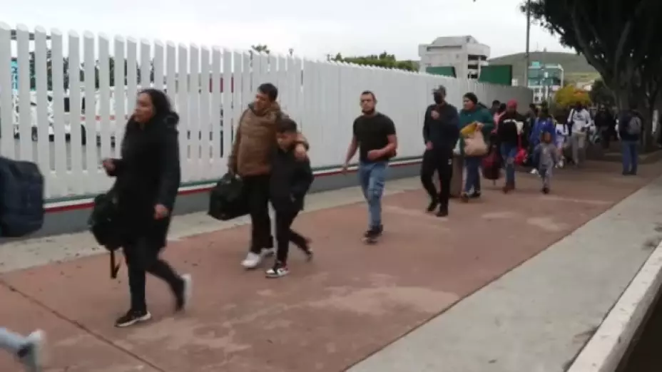 Carlos ayuda a migrantes CBP One.jpg