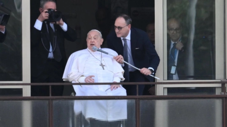 _Gracias a todos__ Así fue la primera aparición del Papa Francisco HOY desde el hospital.jpg