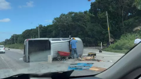 Tráfico pesado en carretera Playa del Carmen - Cancún a causa de volcadura; VIDEO.jpg