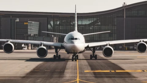 Abuelito intenta abordar vuelo con su esposa muerta en silla de ruedas