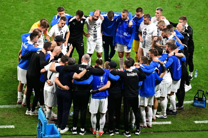 Los jugadores de Eslovenia se reunen para comenzar los tiempos extra.jpg