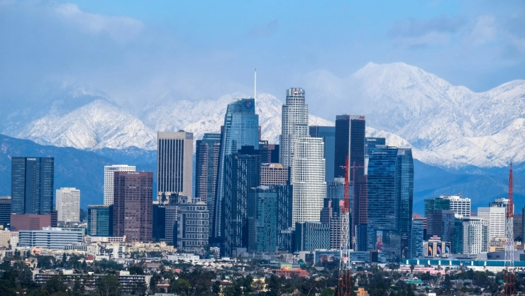 Una postal de California con el fondo de una sierra nevada.