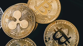 5 claves que debes tener en cuenta al invertir en criptomonedas para no perder dinero. En la imagen se observa dos mondas de oro que hacen referencia a las poderosas criptomonedas de Bitcoin y XRP de Ripple.