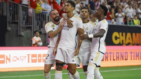 Jude Bellingham festeja su primer gol con el Real Madrid vs Manchester United