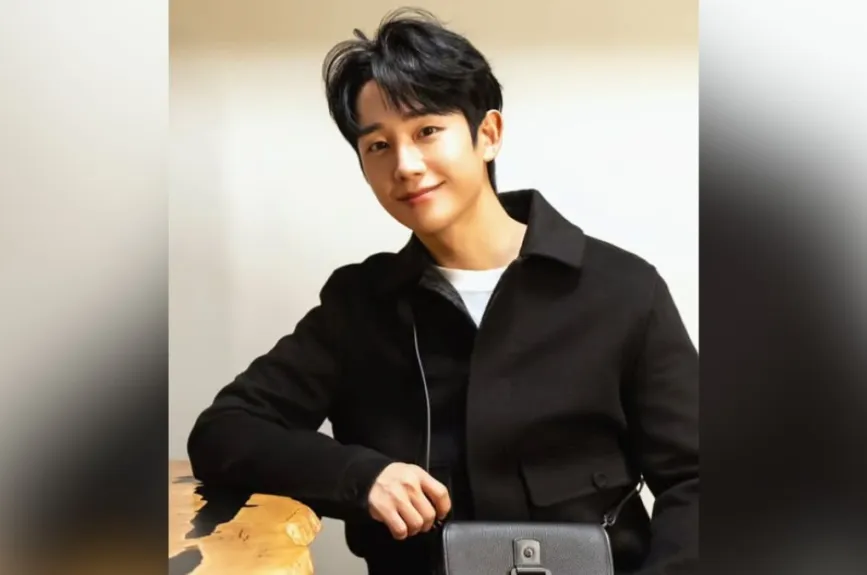 El 28 de agosto de 2024, Jung Hae In sorprendió a sus seguidores al anunciar su primera visita a Latinoamérica para un evento de fan meeting titulado “Out Time”.
Crédito: @holyhaein