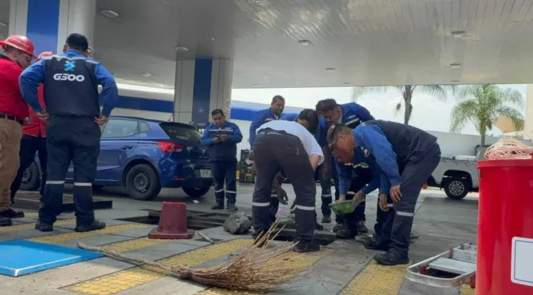 Fuga de hidrocarburo en Periférico Sur provoca desalojo en el INE e Inmegen; gasolinera cerrará por meses