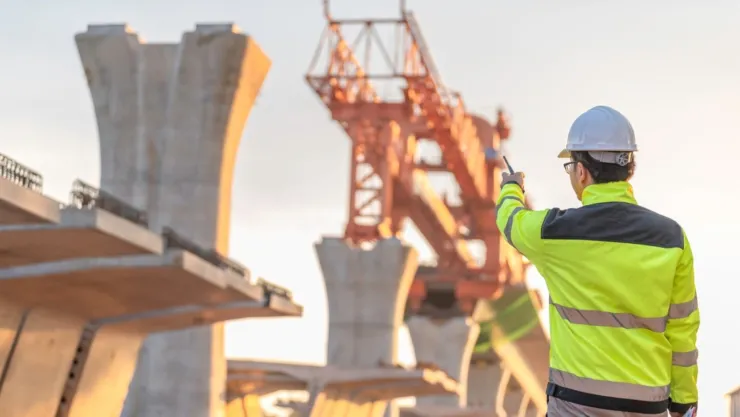 Un ingeniero supervisa la construcción de un puente.