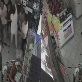 Mujeres agreden en grupo a empleados de un negocio en Tlalnepantla