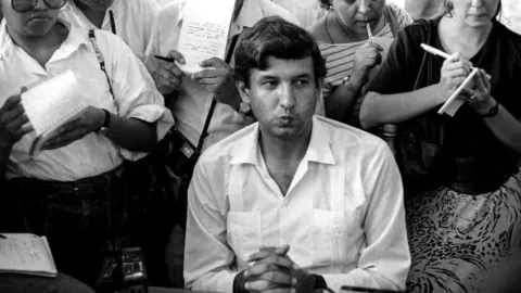 ¿Cómo se veía de joven AMLO y qué estudió?