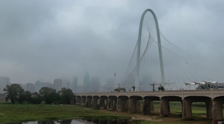Vista de la ciudad de Dallas, con niebla y lluvia