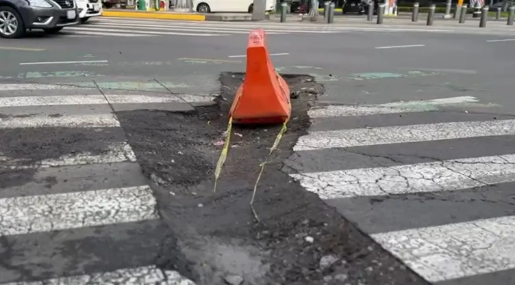 Zanja en calles de la CDMX pone en riesgo a conductores y ciclistas; lleva semanas sin repararse