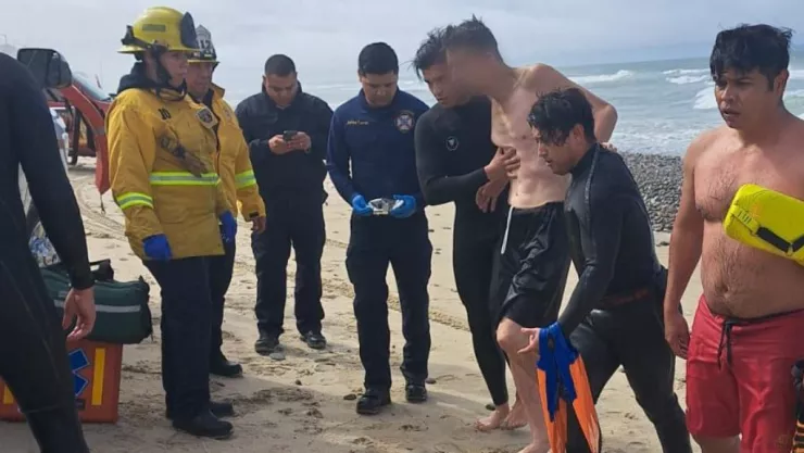 Rescatan a migrante en Playas de Tijuana