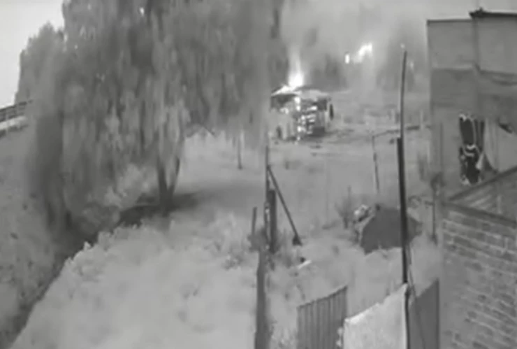 Una cámara captó el momento de la explosión en el polvorín clandestino en Tultepec.