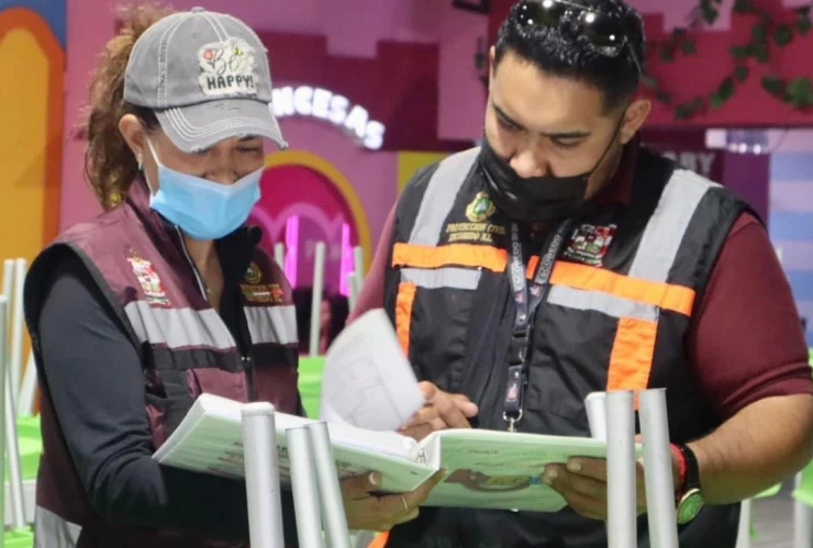 Inspectores en salón de fiestas infantil de Nuevo León, tras reporte de abuso a niño