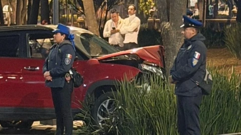 Accidente Alameda Central CDMX: conductor choca camioneta en el Centro Histórico