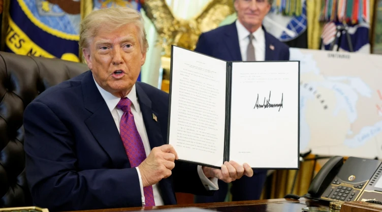 Trump firma decreto para cambiarle el nombre al lago de Ontario a lago de América