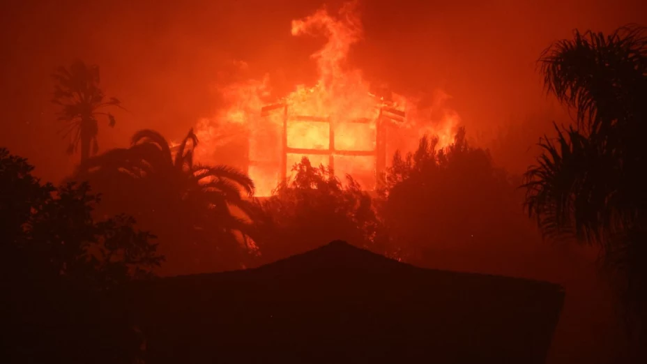 Cobertura incendios California 2025 foto casa en llamas.jpg