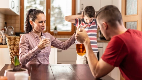 Alcohol hace que las personas sean más propensas a dañar a otros