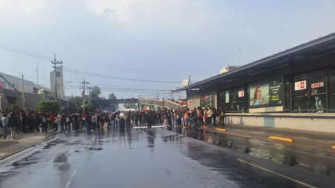 Estudiantes del CCH bloquean Insurgentes Sur