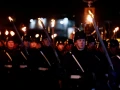 Miembros del ejército sostienen las tradicionales antorchas.jpg