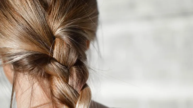 El truco para cubrir las canas sin químicos