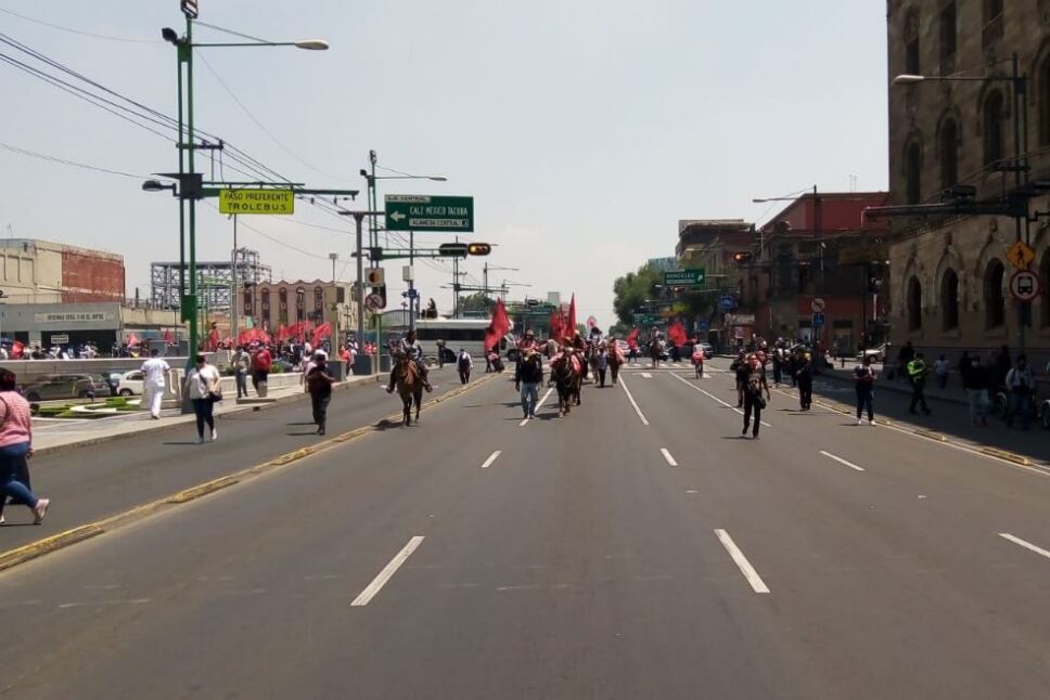Manifestantes realizan bloqueos rumbo al Zócalo en CDMX