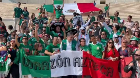 Ebrard entona el Cielito Lindo con afición en Qatar