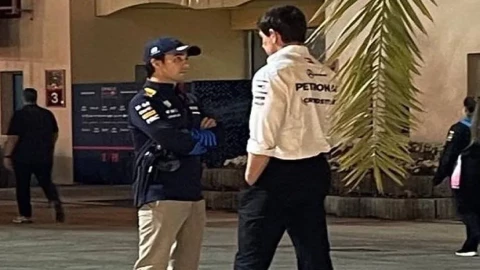 Checo Pérez sostiene plática con Toto Wolff