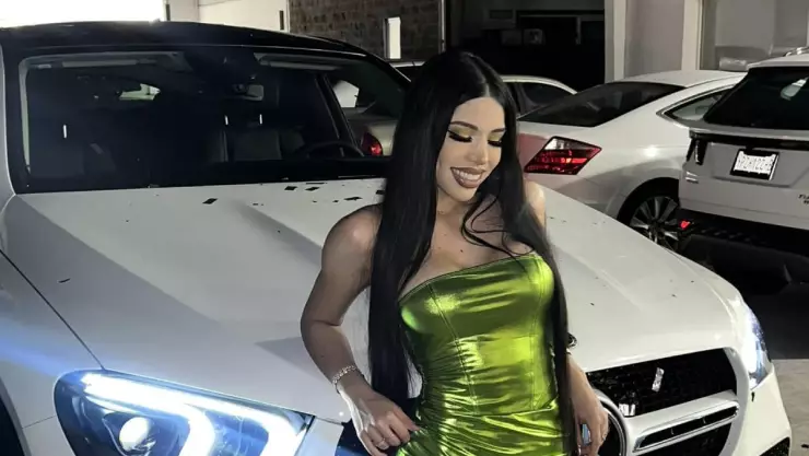 Yeri MUA compra lujosa camioneta.