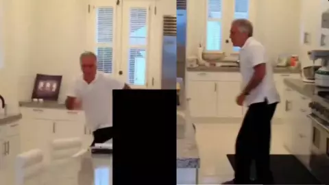Revelan nuevo VIDEO pertubador de Jeffrey Epstein persiguiendo a chicas en su cocina