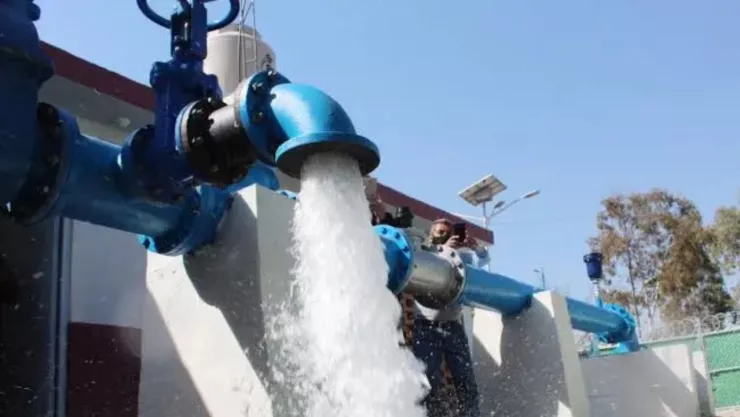 Agua cayendo en el Sistema Cutzamala.