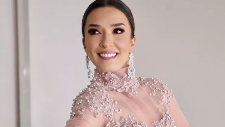 Nuestra querida conductora Laura G posa en diminuto vestido amarillo floreado y se vuelve tendencia.