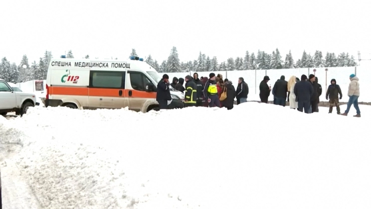 Los servicios de emergencia trabajan cerca del monte Petrohan, donde se encontraron personas muertas, cerca de la aldea de Gintsi, Bulgaria, en febrero de 2026.