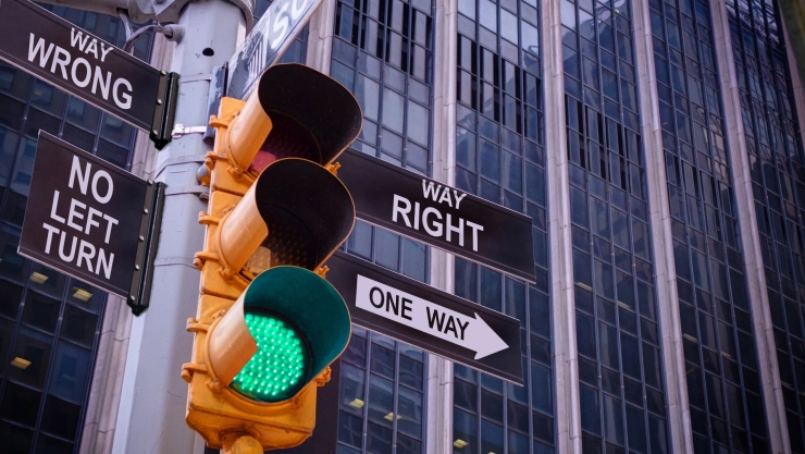 Un semáforo de Nueva York con la luz verde