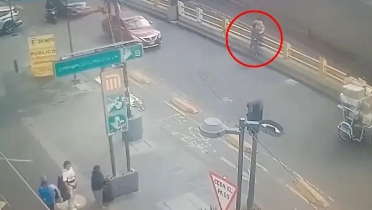 Mujer que intentó suicidarse en la CDMX es salvada por policías VIDEO
