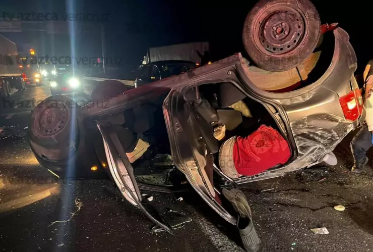 Se registra volcadura en carretera Xalapa-Veracruz.