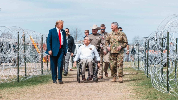 Greg Abbott dialoga con Donald Trump