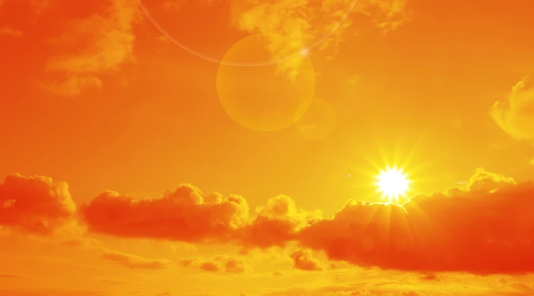Postal de cielo soleado en tonos naranjas.