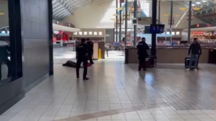 Balean a youtuber en centro comercial