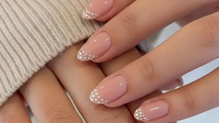 Uñas francesas con puntitos para 10 de mayo.