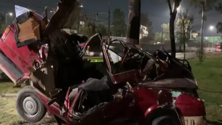 Muere pareja prensada en auto