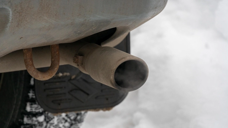 Primer plano de escape de automóvil.