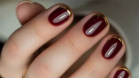 uñas base vino y mini french dorado