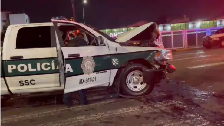 CDMX: Patrulla choca contra un auto tras pasarse la luz roja en la alcaldía Cuauhtémoc