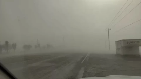 VIDEO: Cierran carreteras en Chihuahua por intensas tolvaneras