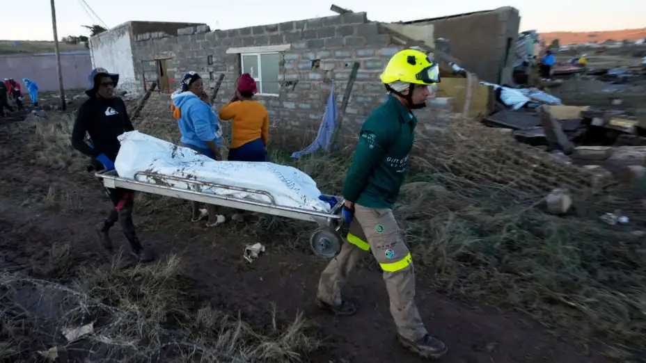 Rescatistas transportan a una víctima por inundaciones en Sudáfrica.