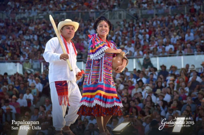 Con huipiles coloridos y muy contentos, San Felipe Usila se presenta en la Guelaguetza 2019 con el Jarabe Usileño
